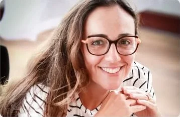 Retrato de Mariana Freire sorrindo, de óculos